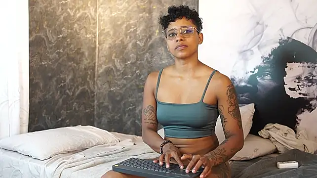 kelly_thomson stripchat live cam model