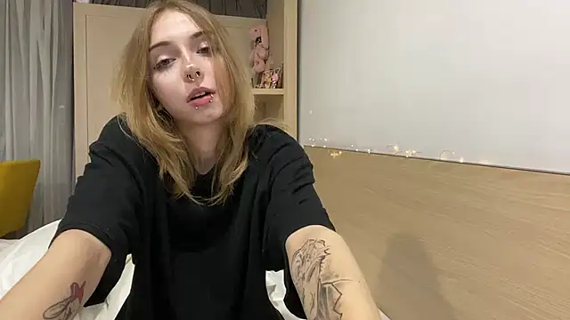 DaniGlow stripchat live cam model
