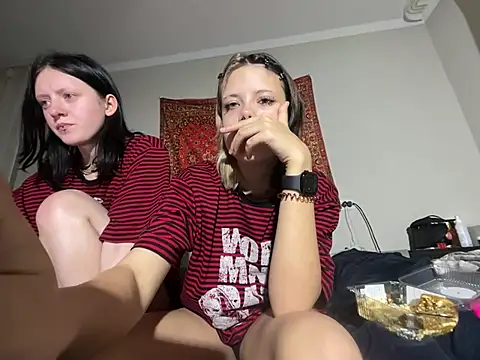 StrawberryDuo stripchat live cam model