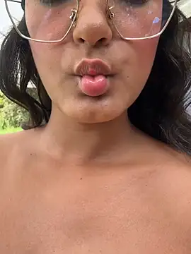 SaraZuletaa stripchat live cam model