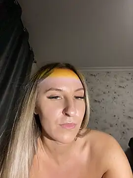 GoldenDoll1 stripchat live cam model