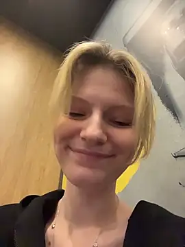 MaryHiggins stripchat live cam model