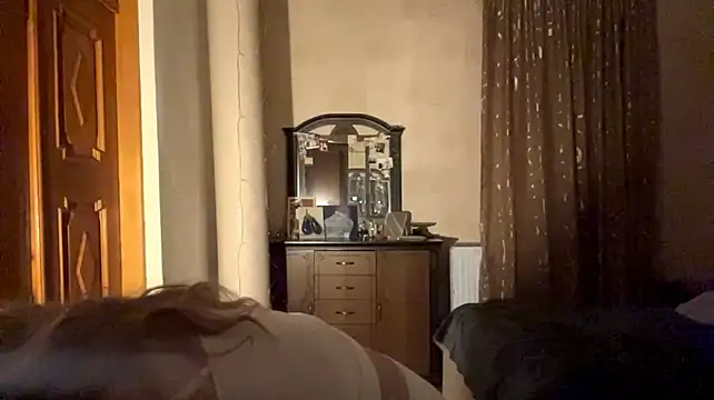TarenOgilvie stripchat live cam model