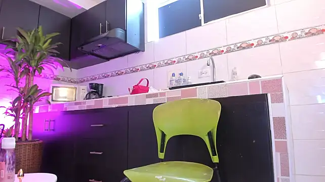 Emma-evans stripchat live cam model