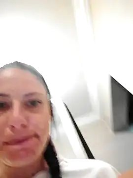 Hildaqii stripchat live cam model