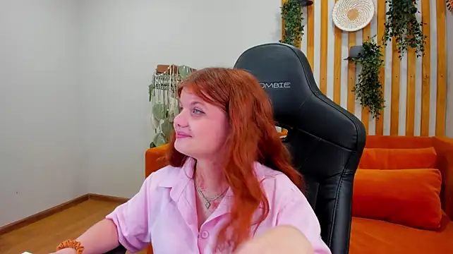 ChloeHalses stripchat live cam model