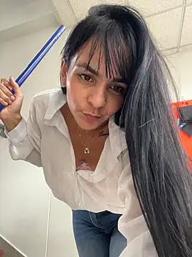 LuxeBrunetteXXX stripchat live cam model