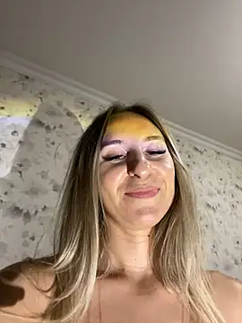 GoldenDoll1 stripchat live cam model