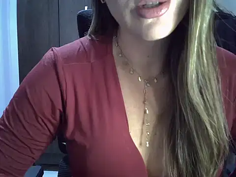 MonaraBR stripchat live cam model
