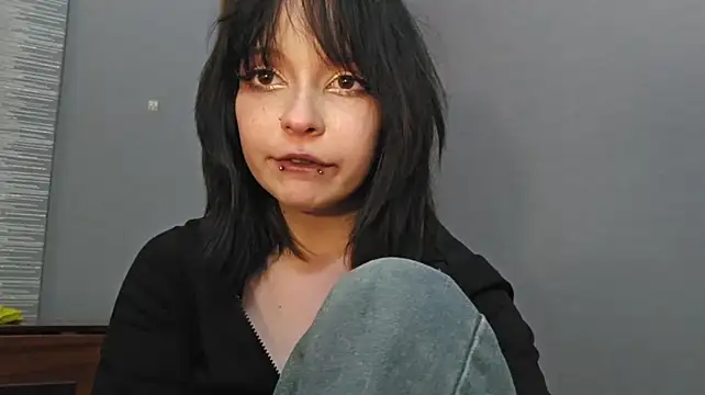 YunLettinga stripchat live cam model