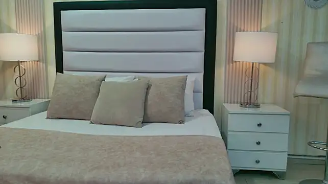 NaomiRossee stripchat live cam model