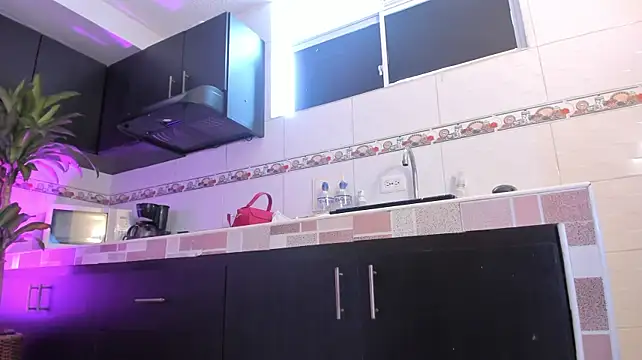 Emma-evans stripchat live cam model