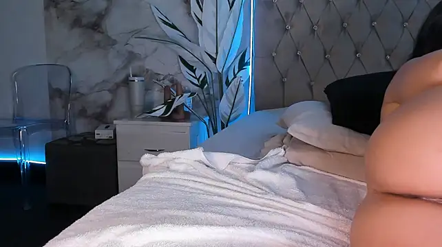 Maddyluxe stripchat live cam model