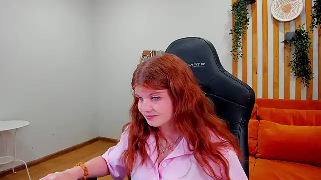 ChloeHalses stripchat live cam model
