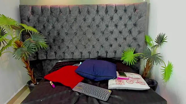 Miasinclare stripchat live cam model