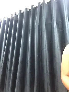 Kivelle28 stripchat live cam model
