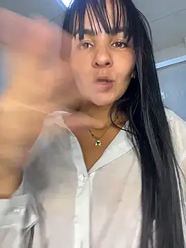 LuxeBrunetteXXX stripchat live cam model