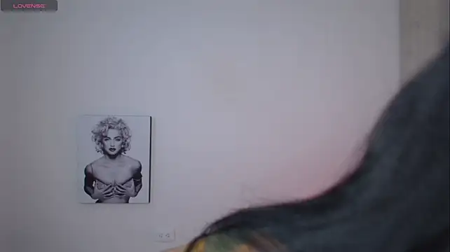 Millie_bobby stripchat live cam model
