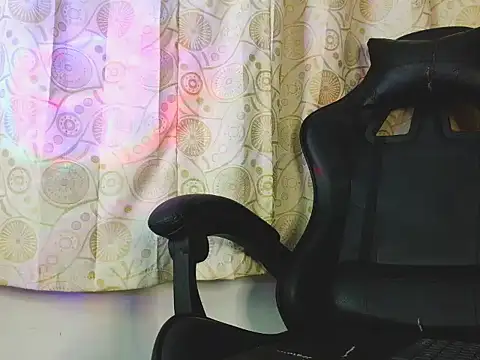 HomeAloneK stripchat live cam model