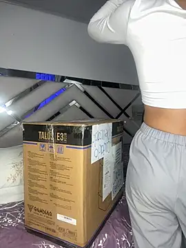 maybelline69 stripchat live cam model