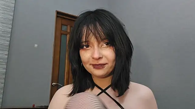 YunLettinga stripchat live cam model