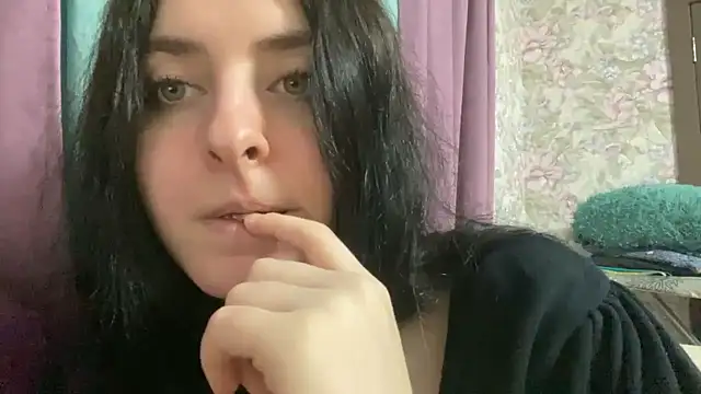 LucyOldershaw stripchat live cam model
