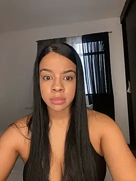 trianawhite stripchat live cam model