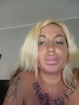 MiaMooly stripchat live cam model