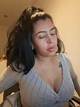 Luianna stripchat live cam model