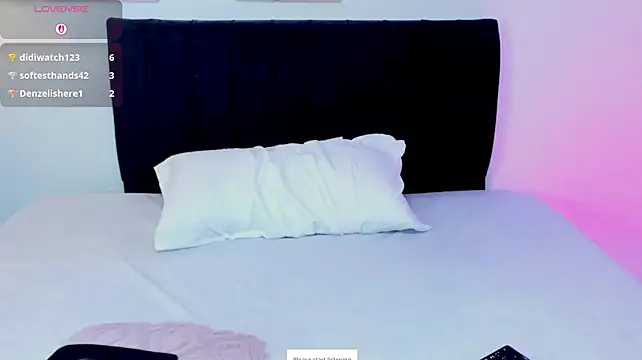 Littlee_Noemi stripchat live cam model