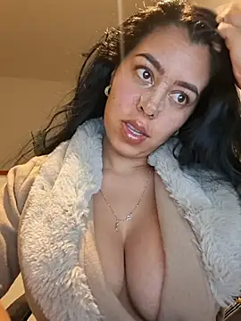 Luianna stripchat live cam model