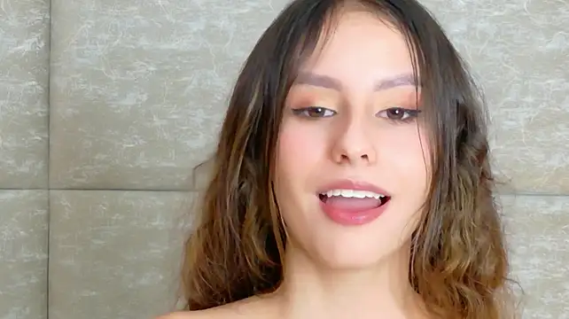 Sarah-Grace stripchat live cam model
