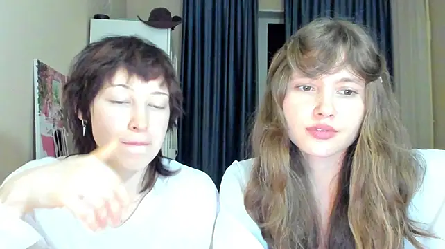 AliseRowan stripchat live cam model