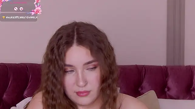 KiraBarlows stripchat live cam model