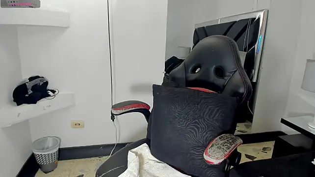 MilyWins stripchat live cam model