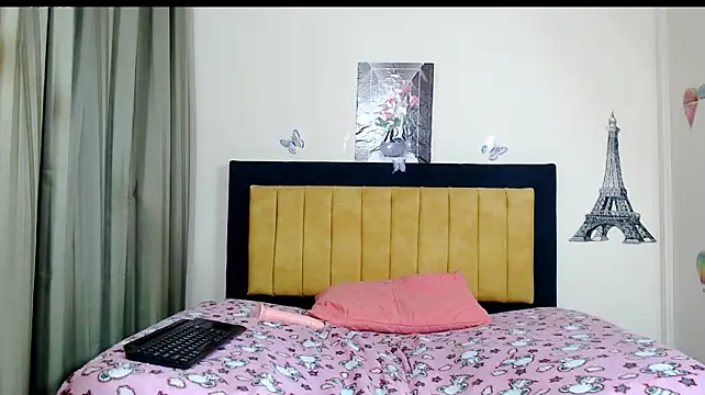 ZARAYXS stripchat live cam model