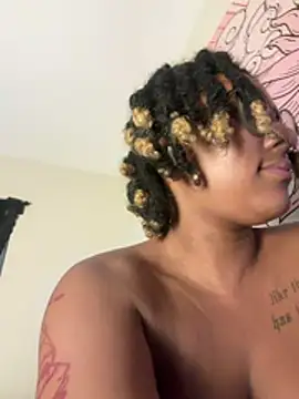 DreaLaLuna stripchat live cam model