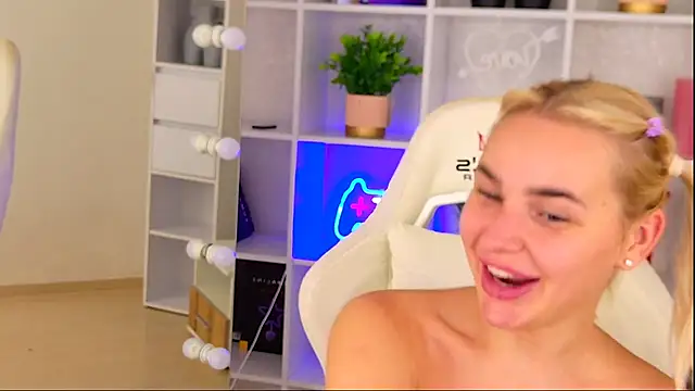 EmmiLive stripchat live cam model