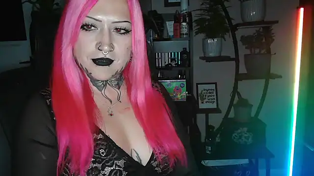 KikiSins stripchat live cam model