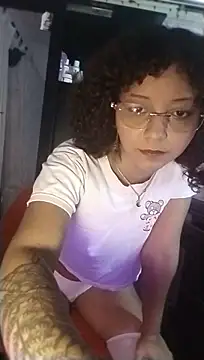 MIlan333X stripchat live cam model