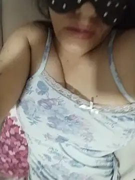 Nergiz2135 stripchat live cam model