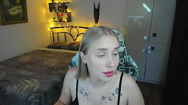 CrazyBitchInLace stripchat live cam model