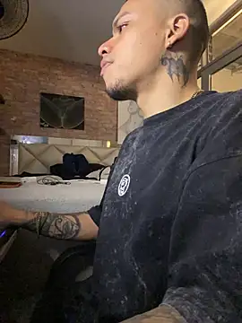 AlphaMasterXxx stripchat live cam model