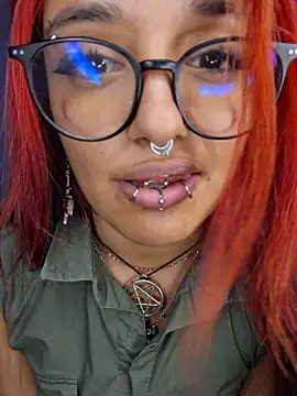 carolinerue stripchat live cam model