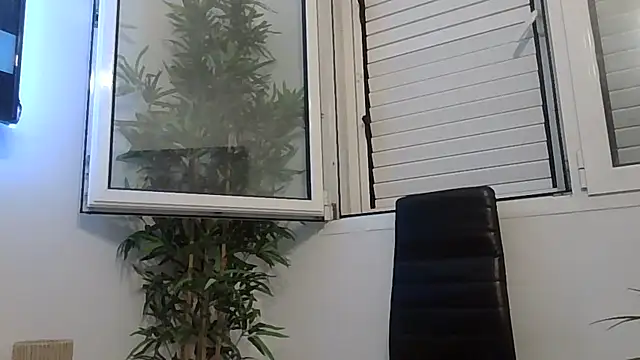 yanick931 stripchat live cam model