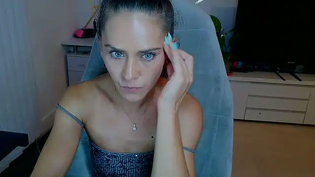 khalessi13 stripchat live cam model