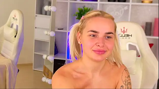 EmmiLive stripchat live cam model