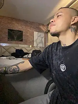 AlphaMasterXxx stripchat live cam model