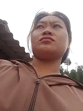Lan-oanh stripchat live cam model