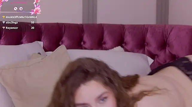 KiraBarlows stripchat live cam model